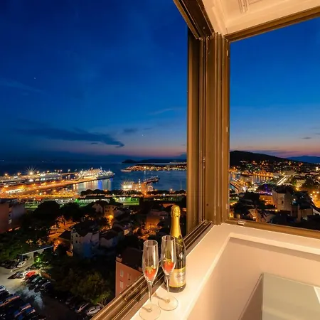 Guest house Royal Suites-sky 4*