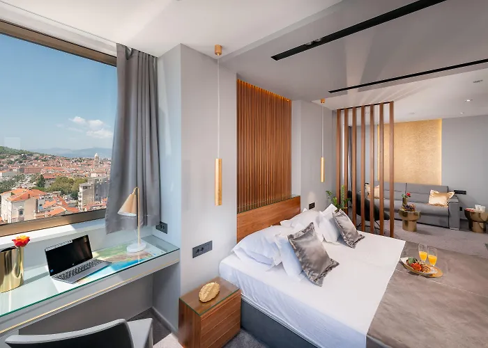 Guest house Royal Suites-sky 4*