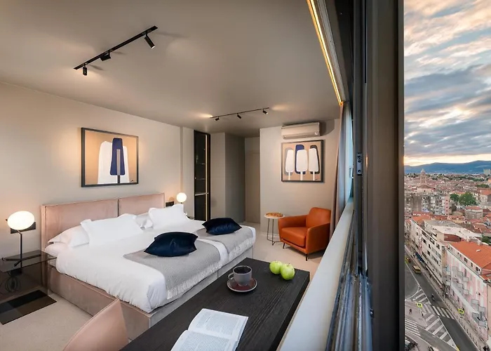 Guest house Royal Suites-sky 4*