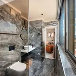 Royal Suites-sky Guest house
